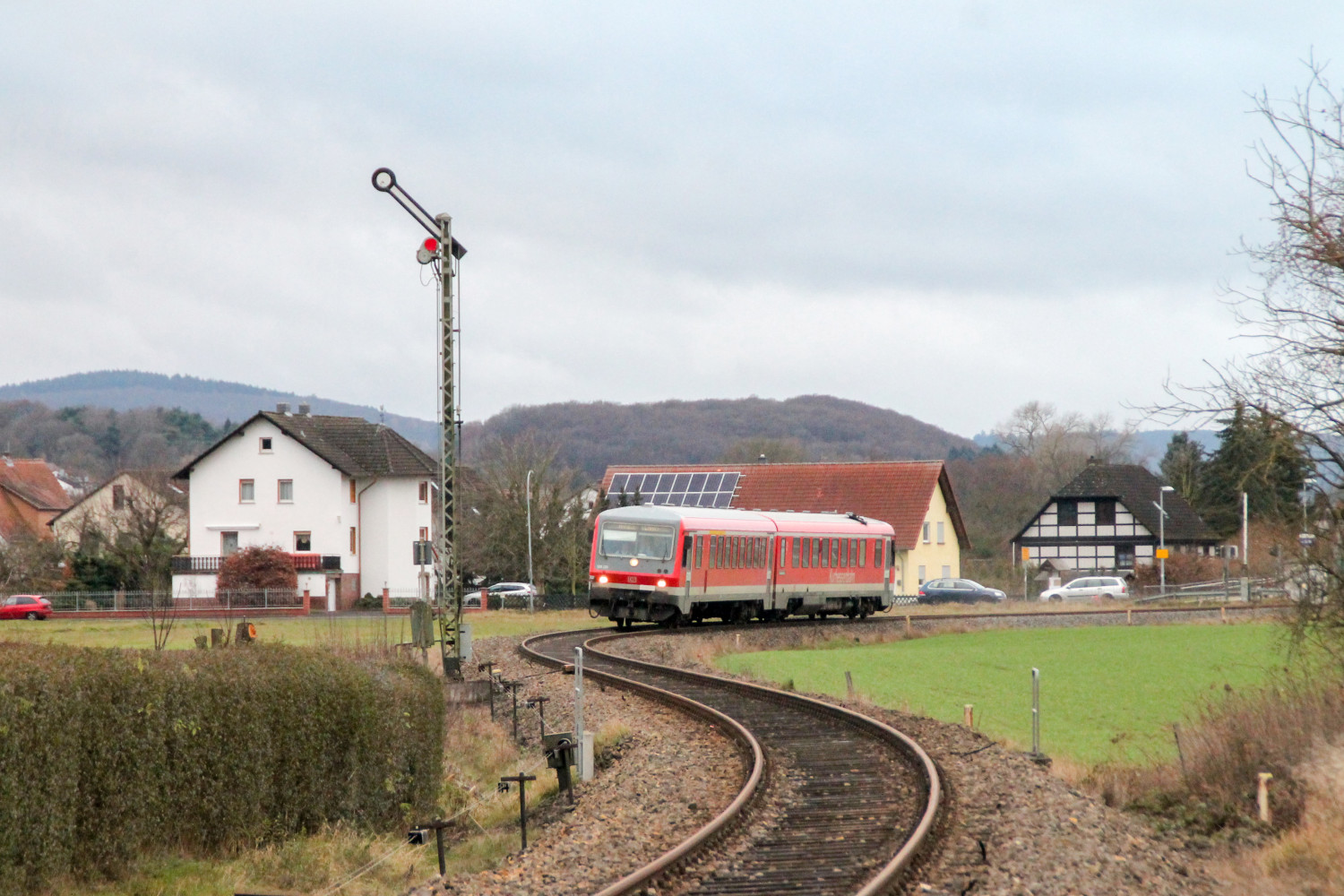 628 226 kurz vor dem Bahnhof Sarnau auf der oberen Lahntalbahn, aufgenommen am 11.12.2016