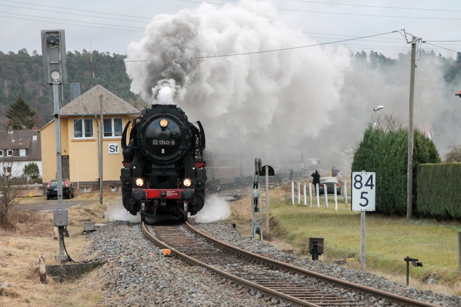 52 1360 verlässt den Bahnhof Sarnau auf der oberen Lahntalbahn, aufgenommen am 11.12.2016