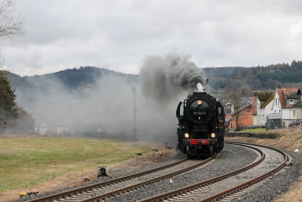 52 1360 im Bahnhof Friedensdorf auf der oberen Lahntalbahn, aufgenommen am 11.12.2016