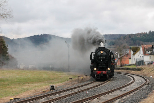 52 1360 im Bahnhof Friedensdorf auf der oberen Lahntalbahn, aufgenommen am 11.12.2016