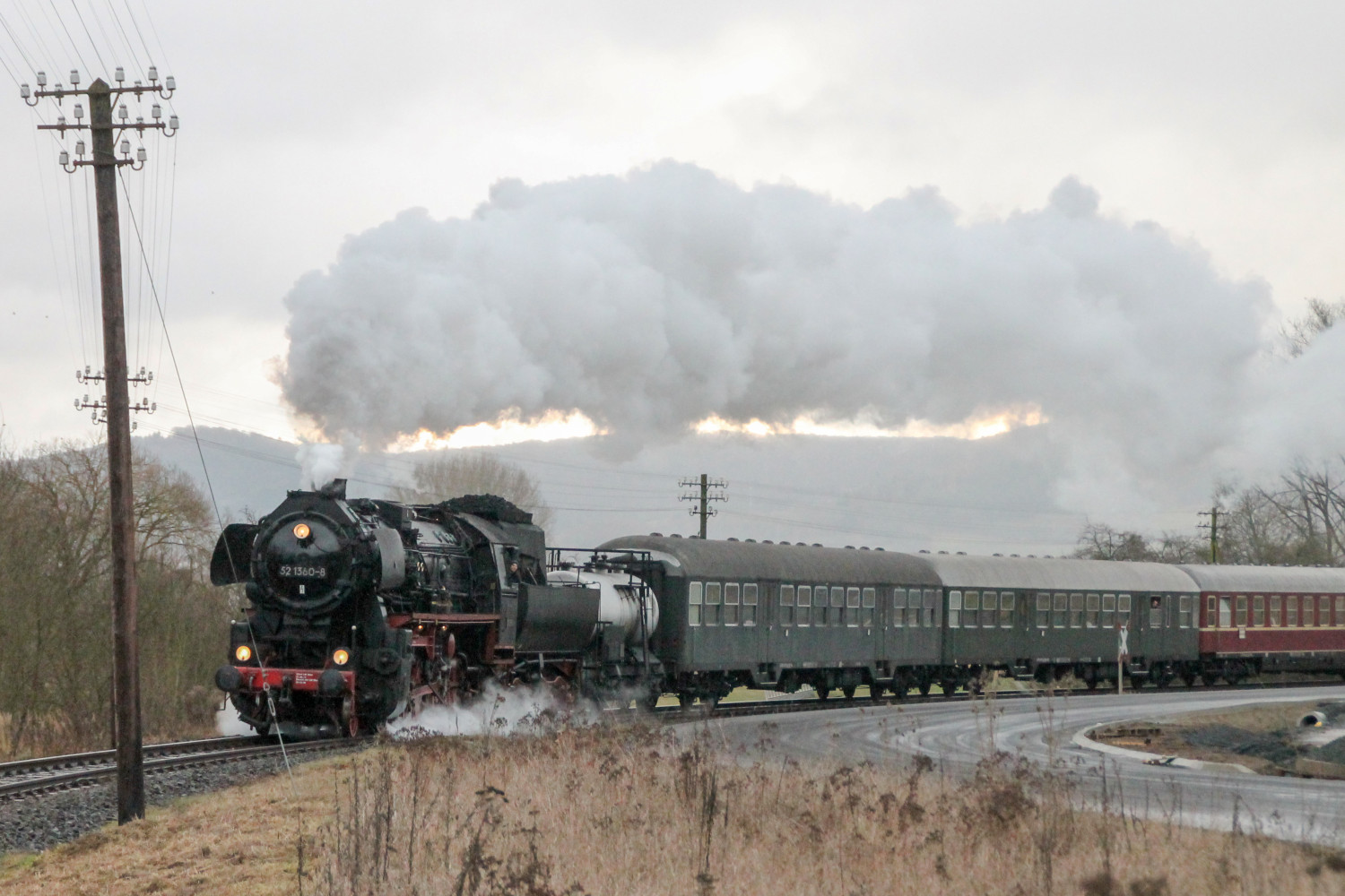 52 1360 bei Eckelshausen auf der oberen Lahntalbahn, aufgenommen am 11.12.2016