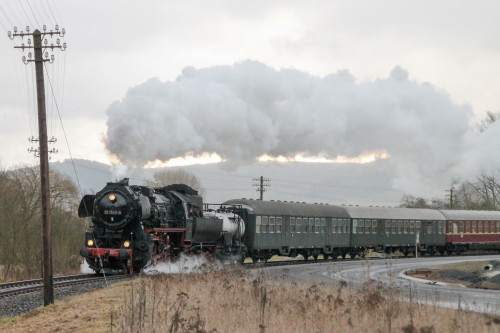 52 1360 bei Eckelshausen auf der oberen Lahntalbahn, aufgenommen am 11.12.2016