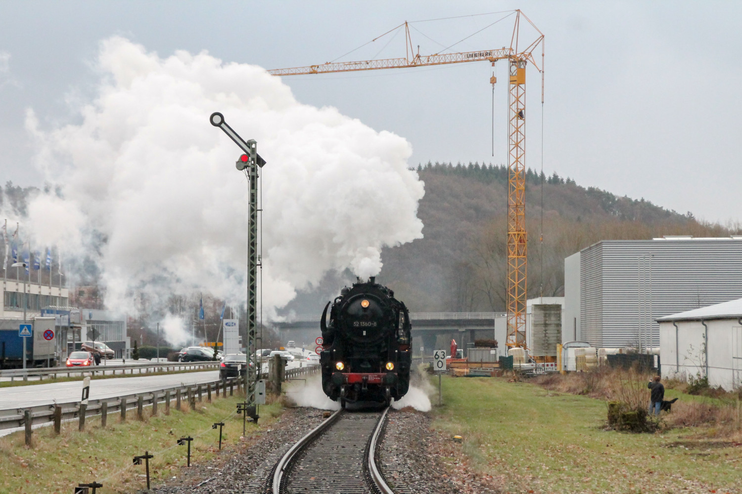 52 1360 am Einfahrsignal von Biedenkopf auf der oberen Lahntalbahn, aufgenommen am 11.12.2016
