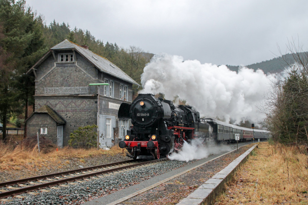 52 1360 am alten Bahnhofsgebäude von Sassmannshausen auf der oberen Lahntalbahn, aufgenommen am 11.12.2016