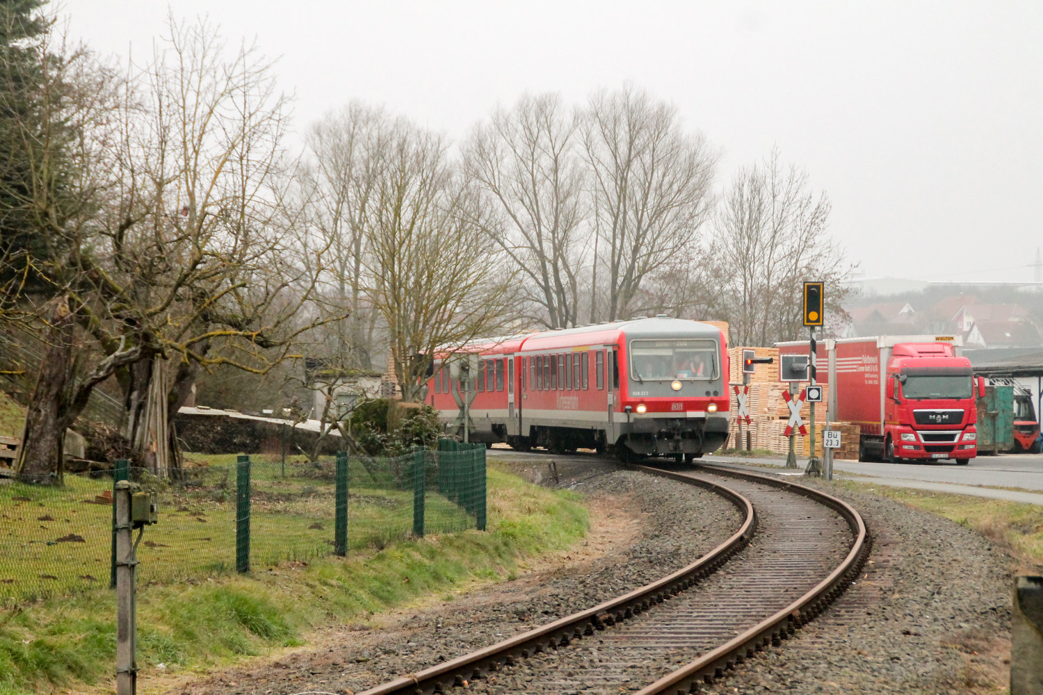 628 223 überquert den Bahnübergang am Palettenwerk in Mainzlar  auf der Lumdatalbahn, aufgenommen am 17.12.2016.