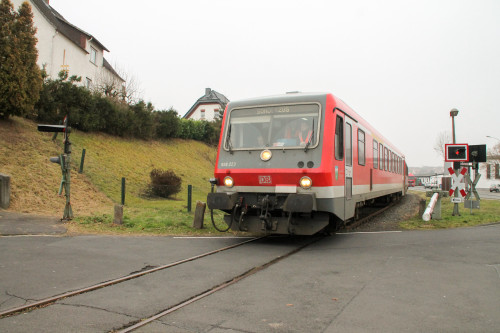 628 223 überquert einen Bahnübergang in Mainzlar  auf der Lumdatalbahn, aufgenommen am 17.12.2016.