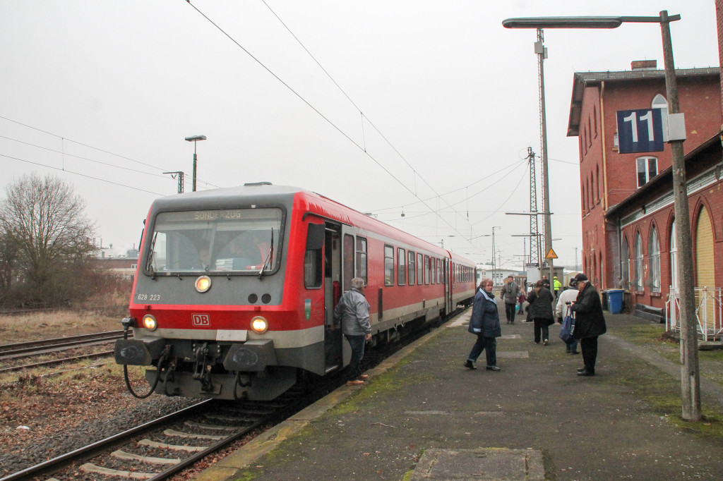 628 223 hält im Bahnhof Lollar, aufgenommen am 17.12.2016.