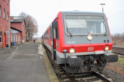 628 223 hält in Lollar, aufgenommen am 17.12.2016.