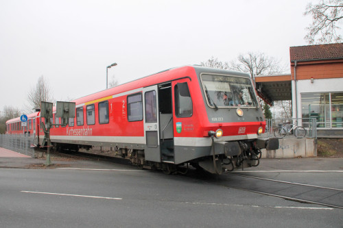 628 223 überquert einen Bahnübergang in Lollar auf der Lumdatalbahn, aufgenommen am 17.12.2016.