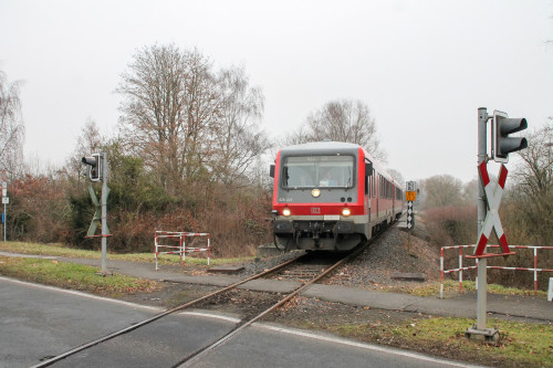 628 223 kurz vor dem Bahnübergang in Daubringen auf der Lumdatalbahn, aufgenommen am 17.12.2016.