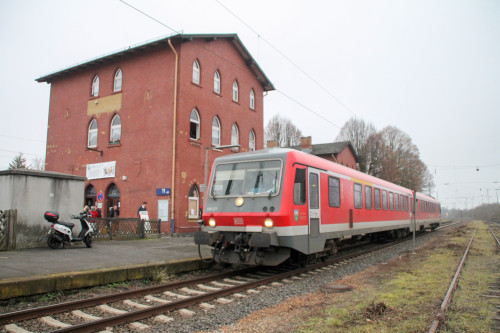 628 223 steht vor dem Bahnhofsgebäude in Lollar, aufgenommen am 17.12.2016.