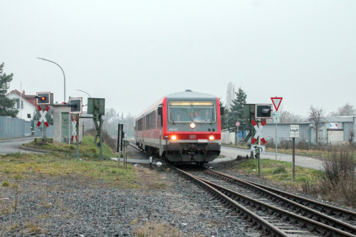 628 223 überquert den Bahnübergang in der Didierstraße in Mainzlar auf der Lumdatalbahn, aufgenommen am 17.12.2016.