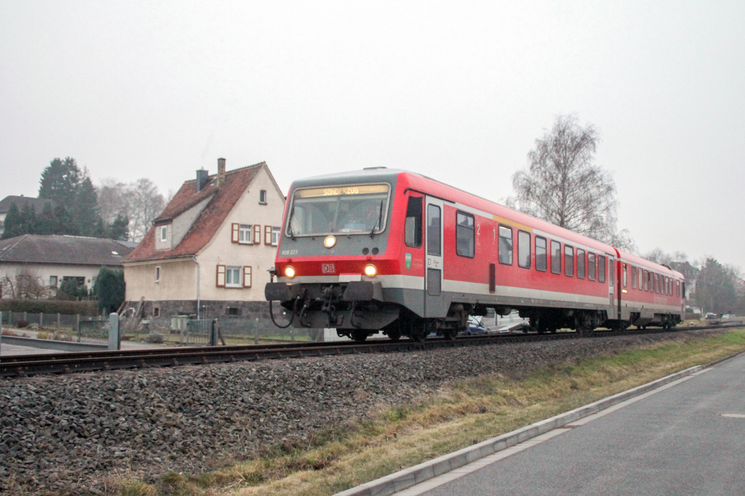 628 223 in Mainzlar auf der Lumdatalbahn, aufgenommen am 17.12.2016.