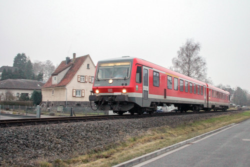 628 223 in Mainzlar auf der Lumdatalbahn, aufgenommen am 17.12.2016.