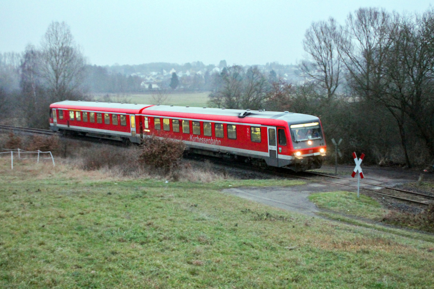 628 223 im Feld bei Daubringen auf der Lumdatalbahn, aufgenommen am 17.12.2016.