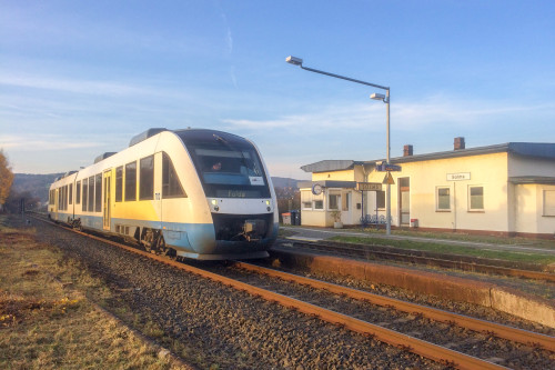 648 296 hält im Auftrag der HLB am Haltepunkt Solms auf der Lahntalbahn, aufgenommen am 24.11.2016.