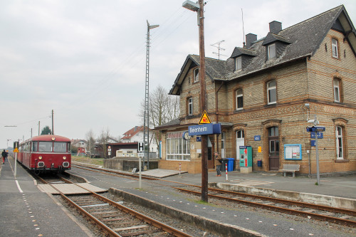 798 829 hält im Bahnhof Beienheim auf der Horlofftalbahn, aufgenommen am 06.04.2015.