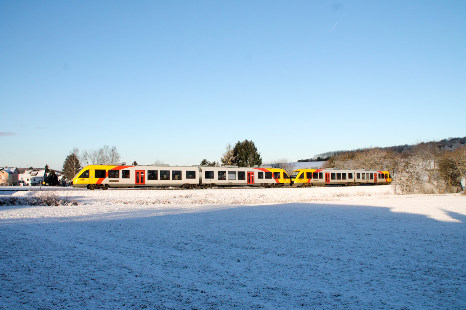 Zwei LINT der HLB bei Hundstadt auf der Taunusbahn, aufgenommen am 05.01-2017.