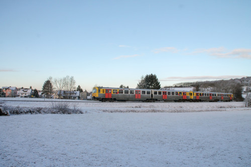 Zwei VT2E der HLB bei Hundstadt auf der Taunusbahn, aufgenommen am 05.01.2017.