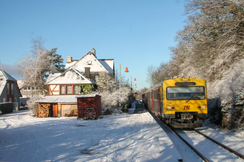 Zwei VT2E der HLB am Bahnhofsgebäude in Hundstadt auf der Taunusbahn, aufgenommen am 05.01.2017.