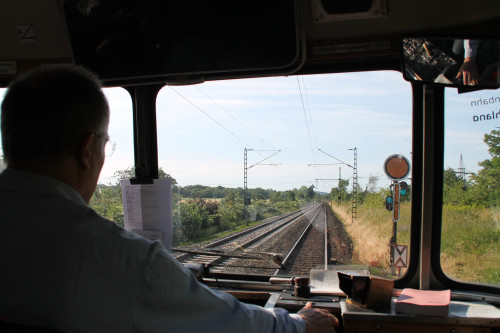 798 829 erreicht am 07.06.2015 das Einfahrvorsignal des Bahnhof Friedberg auf der Main-Weser-Bahn.
