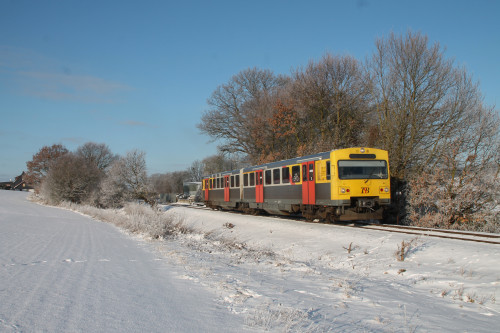 609 012 verlässt Grävenwiesbach auf der Taunusbahn in Richtung Brandoberndorf, aufgenommen am 16.01.2017