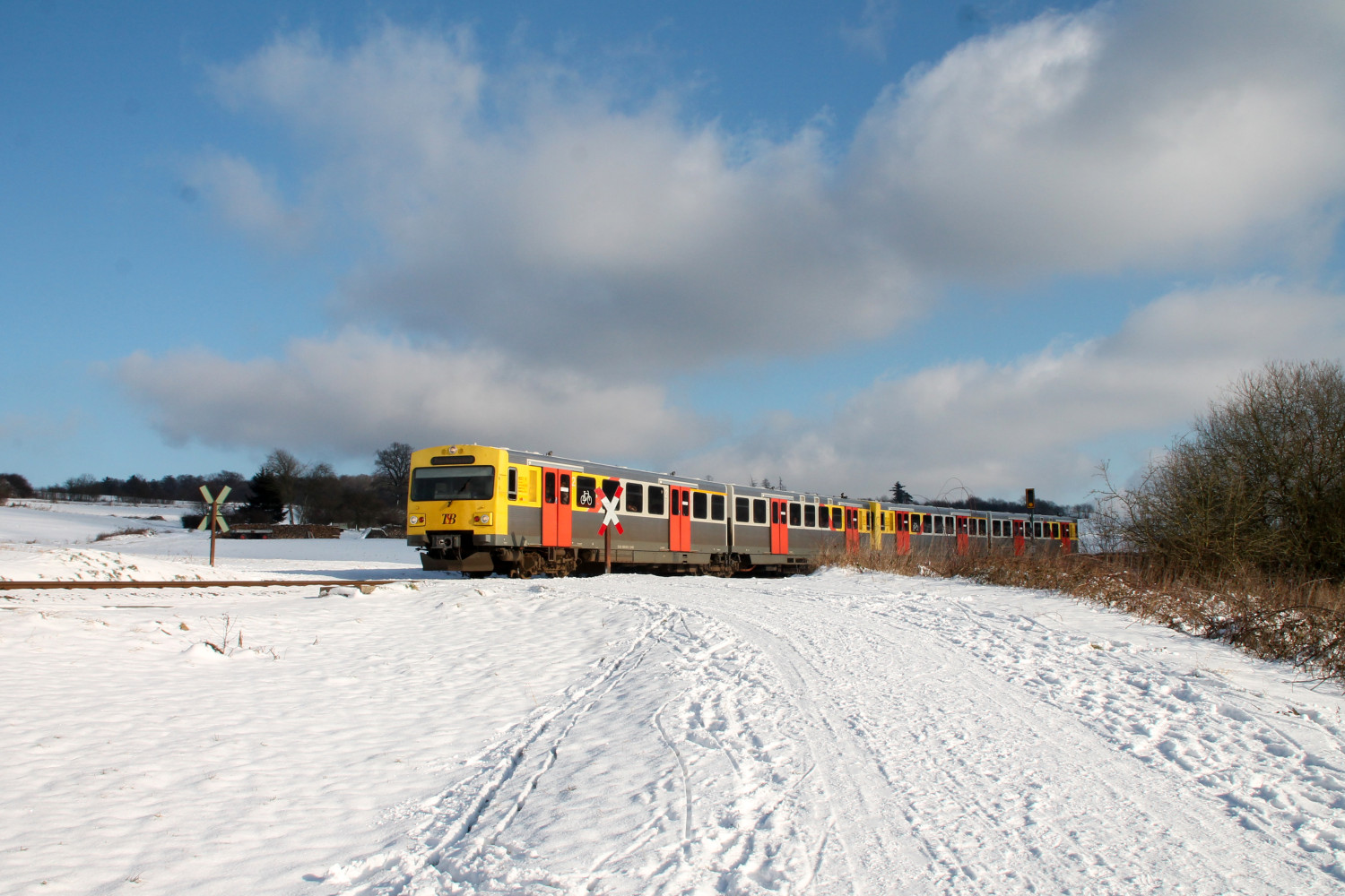 Zwei VT2E der HLB überqueren einen unbeschrankten Bahnübergang bei Hundstadt auf der Taunusbahn, aufgenommen am 16.01.2017.
