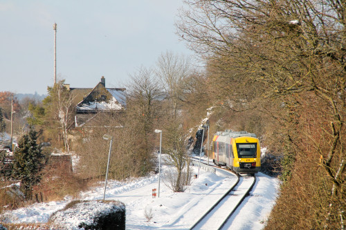 Ein LINT der HLB am alten Bahnhofsgebäude von Hundstadt auf der Taunusbahn, aufgenommen am 16.01.2017.