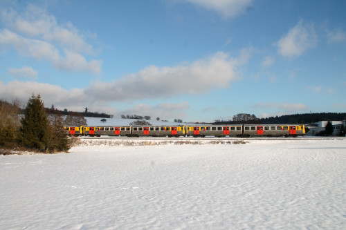 Drei VT2E der HLB im Feld bei Hundstadt auf der Taunusbahn, aufgenommen am 16.01.2017.