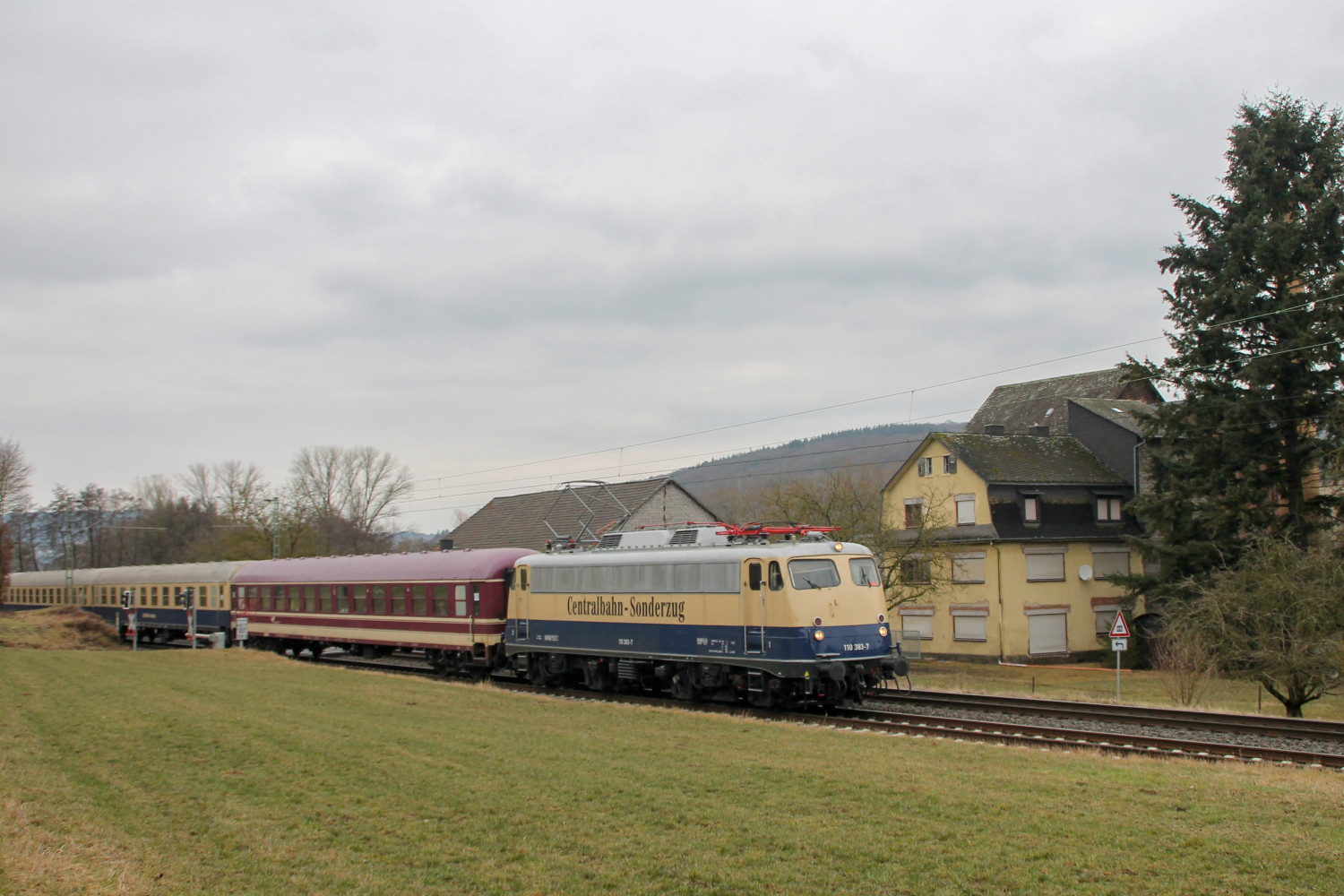 110 383 erreicht mit ihrem Centralbahn-Sonderzug die Marxmühle bei Katzenfurt auf der Dillstrecke, aufgenommen am 18.02.2017.