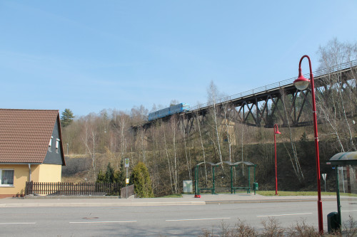 Die Wipperliese überquert das Mansfelder Viadukt in Richtung Wippra, aufgenommen am 09.04.2015.
