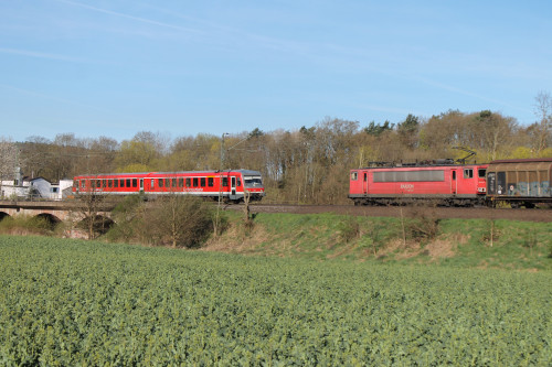 Eine Begegnung aus 628 228 und 155 121 bei Cölbe auf der Main-Weser-Bahn, aufgenommen am 21.04.2016.