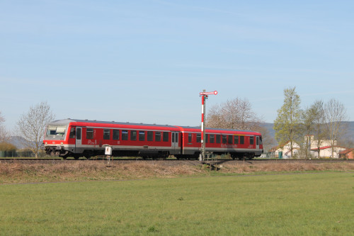 628 436 am Einfahrsignal von Sarnau auf der oberen Lahntalbahn, aufgenommen am 21.04.2015.