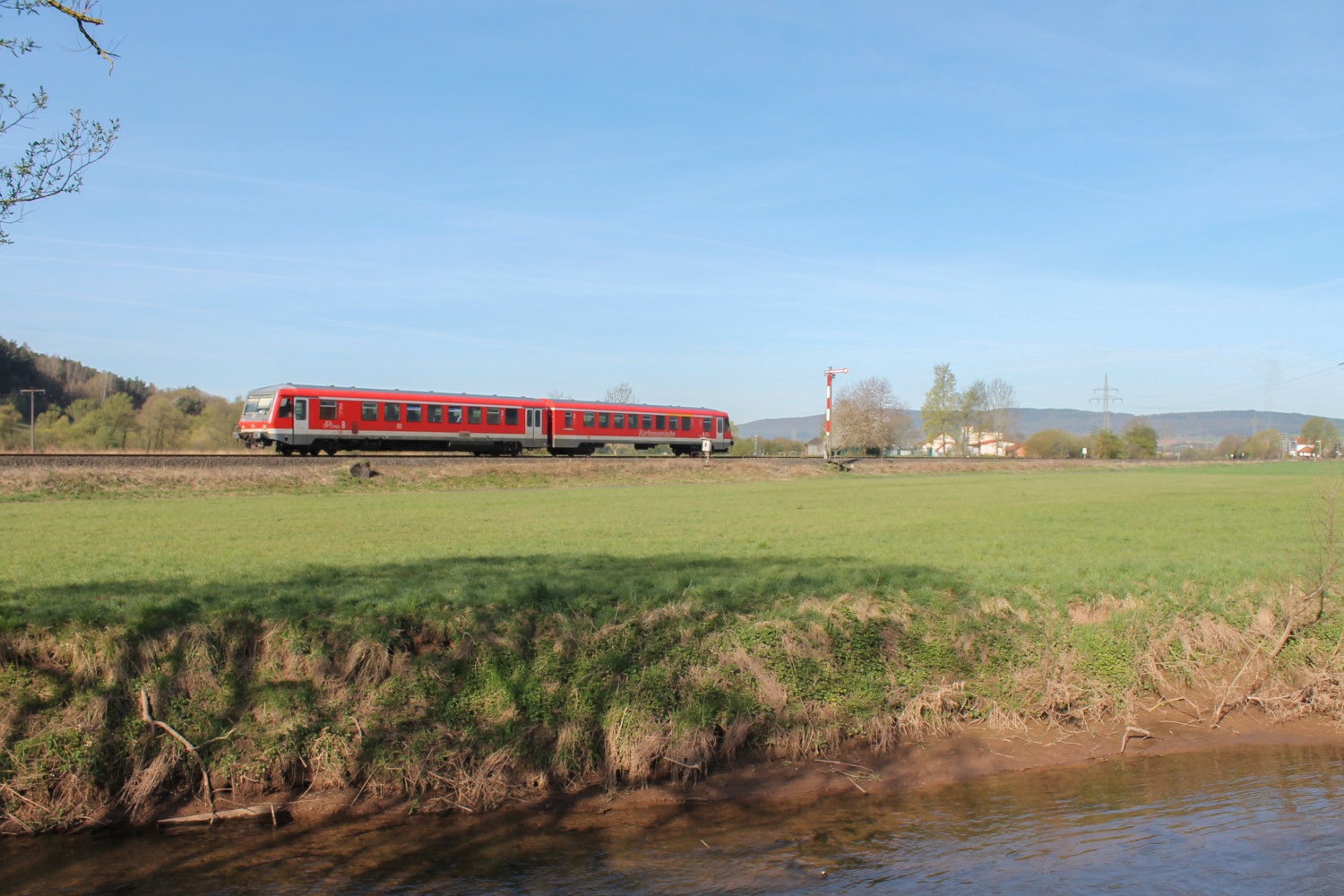 628 436 bei Sarnau auf der oberen Lahntalbahn, aufgenommen am 21.04.2015.