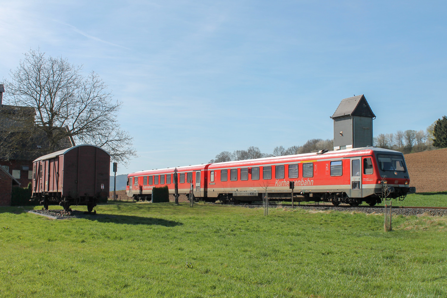 628 250 an der Au-Mühle bei Niederwetter auf der Burgwaldbahn, aufgenommen am 21.04.2015.
