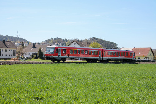 628 235 im Feld bei Sarnau auf der oberen Lahntalbahn, aufgenommen am 21.04.2015.