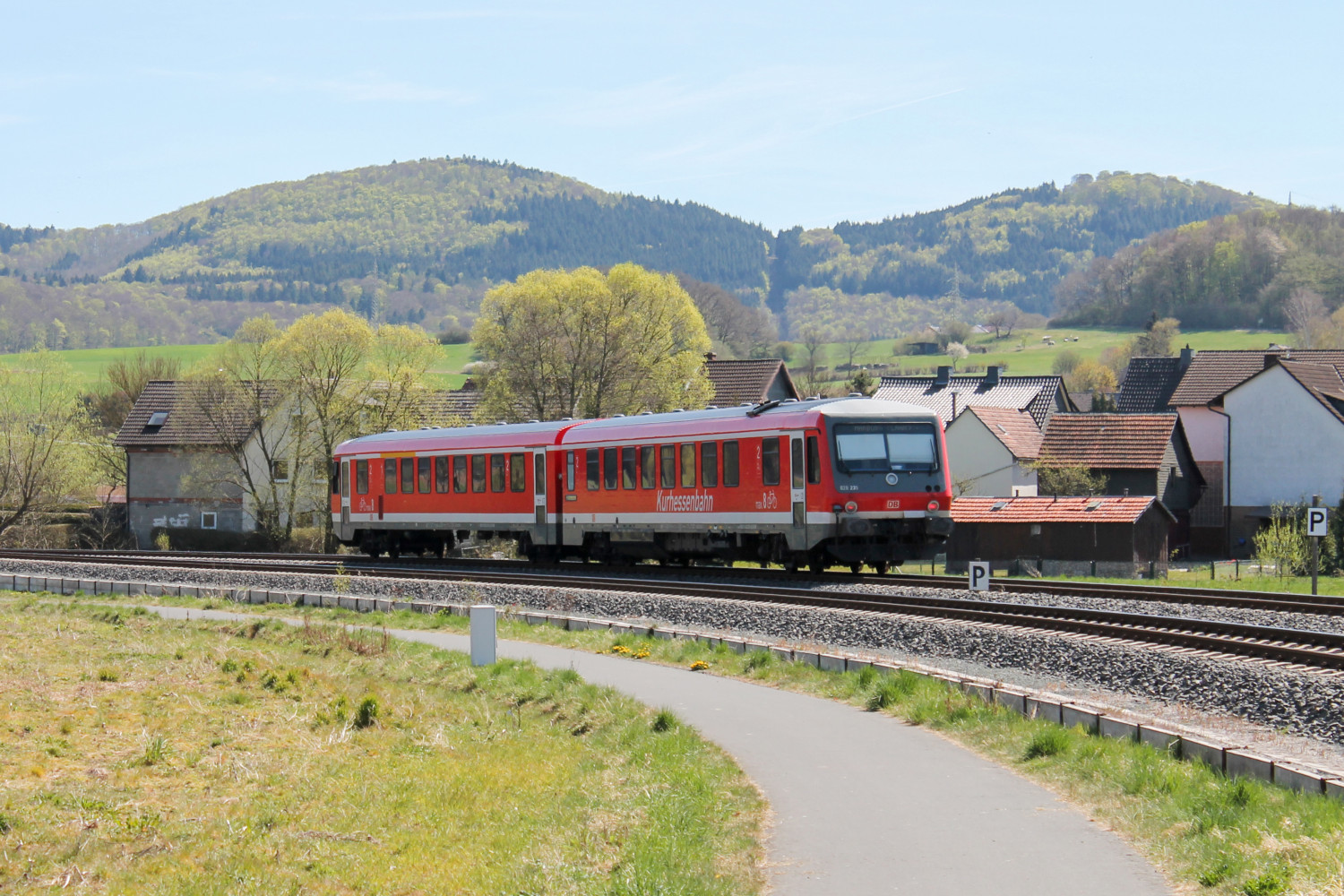 628 235 verlässt den Bahnhof Friedensdorf auf der oberen Lahntalbahn, aufgenommen am 21.04.2015.