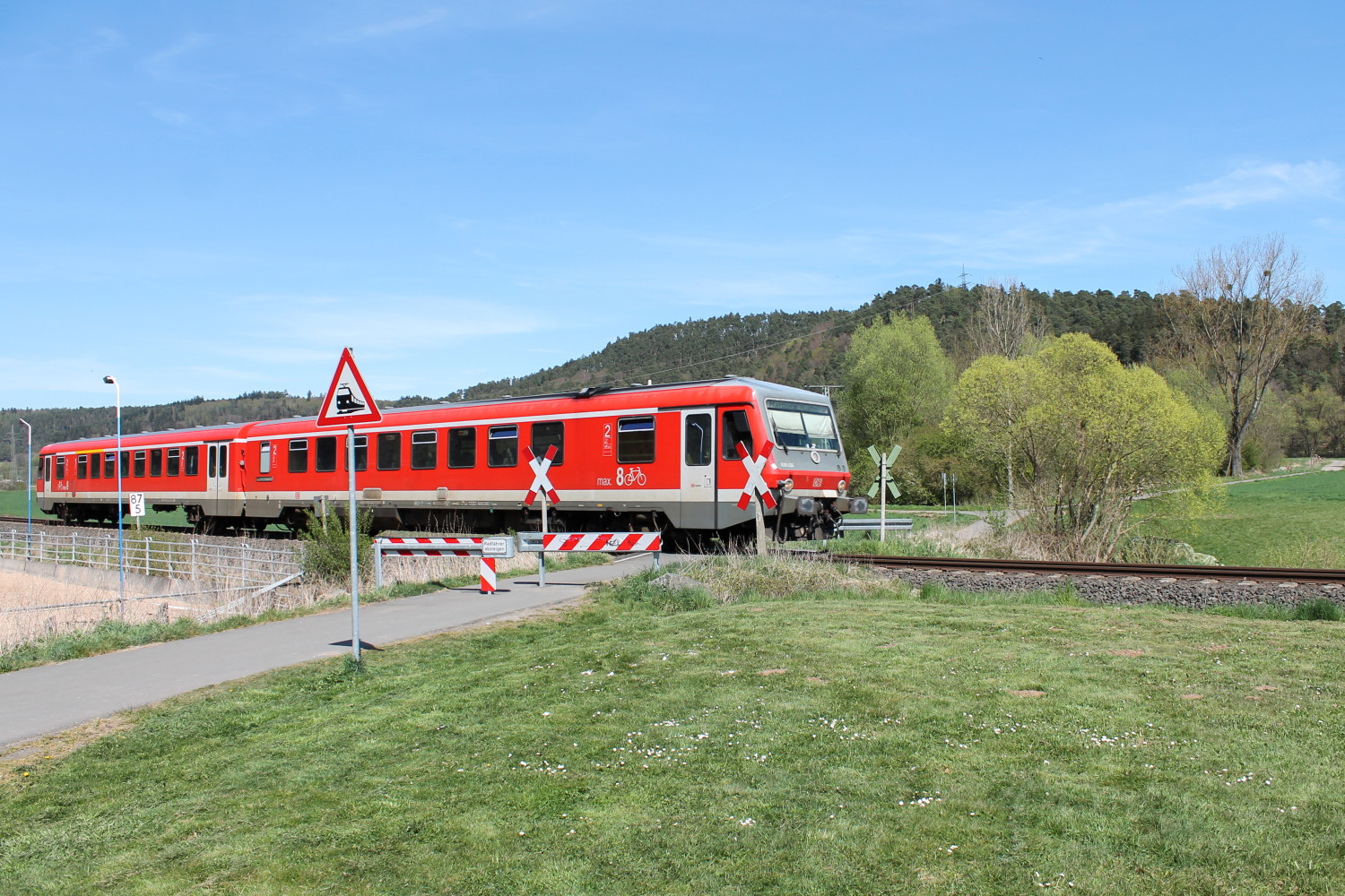 628 436 überquert einen unbeschrankten Bahnübergang bei Cölbe auf der oberen Lahntalbahn, aufgenommen am 21.04.2015.