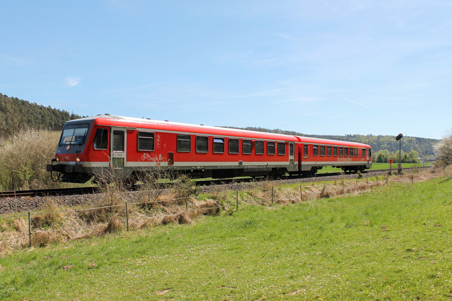 628 235 am Einfahrvorsignal von Cölbe auf der oberen Lahntalbahn, aufgenommen am 21.04.2015.