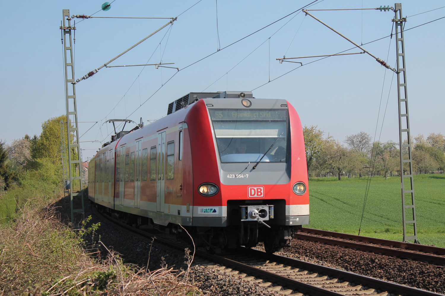 423 454 bei Seulberg auf der Homburger Bahn, aufgenommen am 23.04.2015.