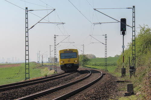 Ein VT2E der HLB bei Seulberg auf der Homburger Bahn, aufgenommen am 23.04.2015.
