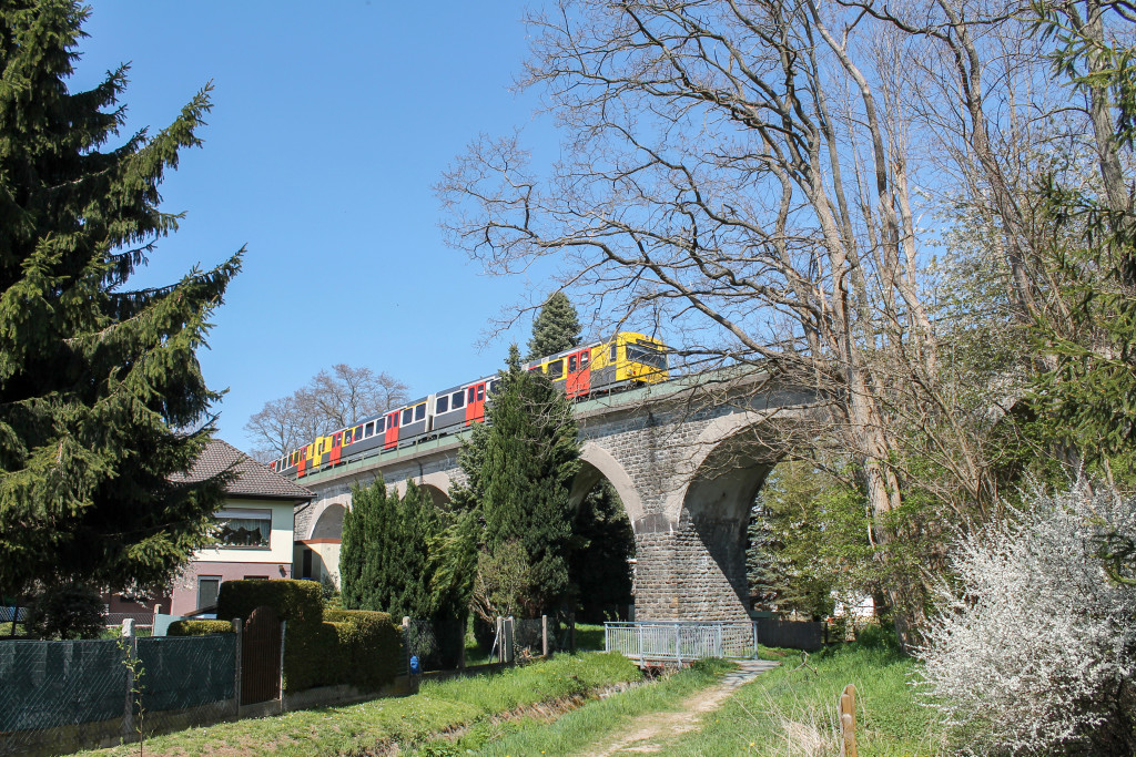 Zwei VT2E der HLB überqueren das Viadukt in Neu-Anspach auf der Taunusbahn, aufgenommen am 23.04.2015.