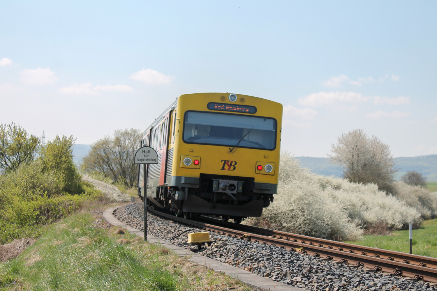 Ein VT2E der HLB verlässt den Bahnhof Usingen auf der Taunusbahn, aufgenommen am 23.04.2015.