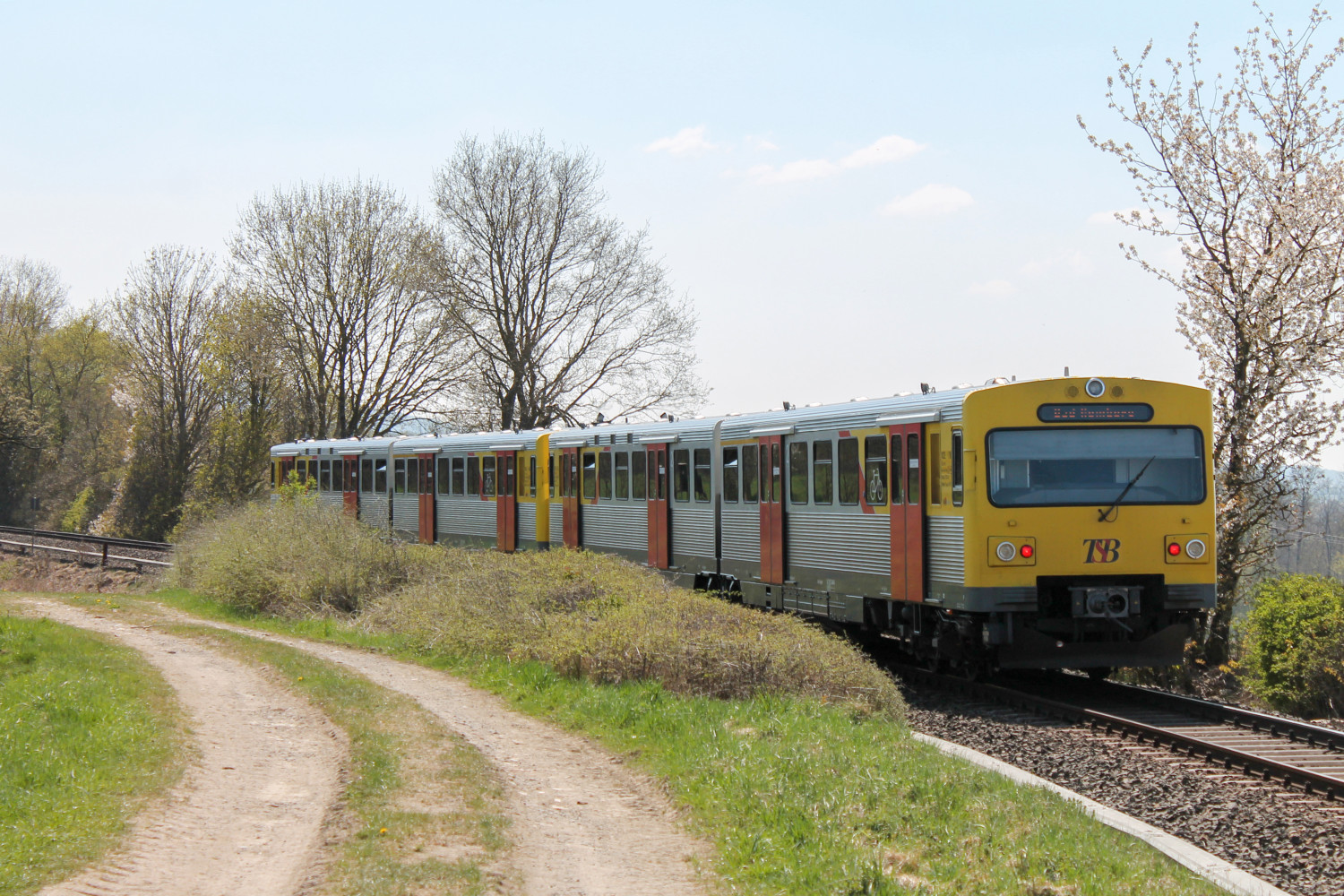 Zwei VT2E der HLB im Feld bei Hundstadt auf der Taunusbahn, aufgenommen am 23.04.2015.