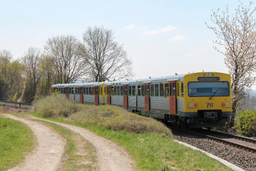 Zwei VT2E der HLB im Feld bei Hundstadt auf der Taunusbahn, aufgenommen am 23.04.2015.