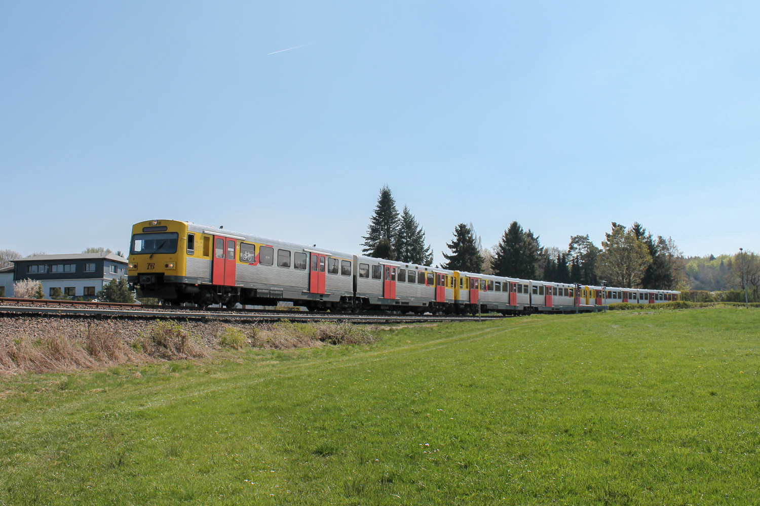 Drei VT2E der HLB bei Hundstadt auf der Taunusbahn, aufgenommen am 23.04.2015.
