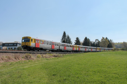 Drei VT2E der HLB bei Hundstadt auf der Taunusbahn, aufgenommen am 23.04.2015.