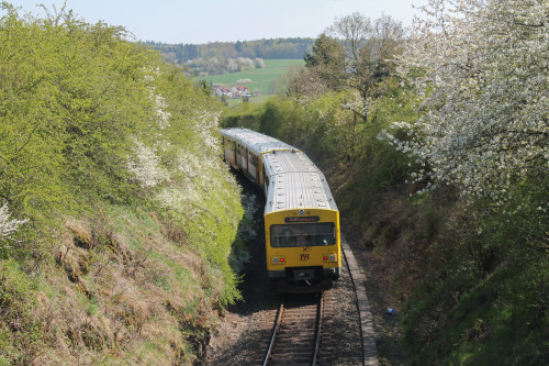 Zwei VT2E der HLB in verlassen den Einschnitt bei Hundstadt auf der Taunusbahn, aufgenommen am 23.04.2015.