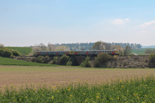 Zwei VT2E der HLB überqueren ein Viadukt bei Hundstadt auf der Taunusbahn, aufgenommen am 23.04.2015.