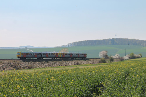Zwei VT2E der HLB auf dem Bahndamm bei Hundstadt auf der Taunusbahn, aufgenommen am 23.04.2015.